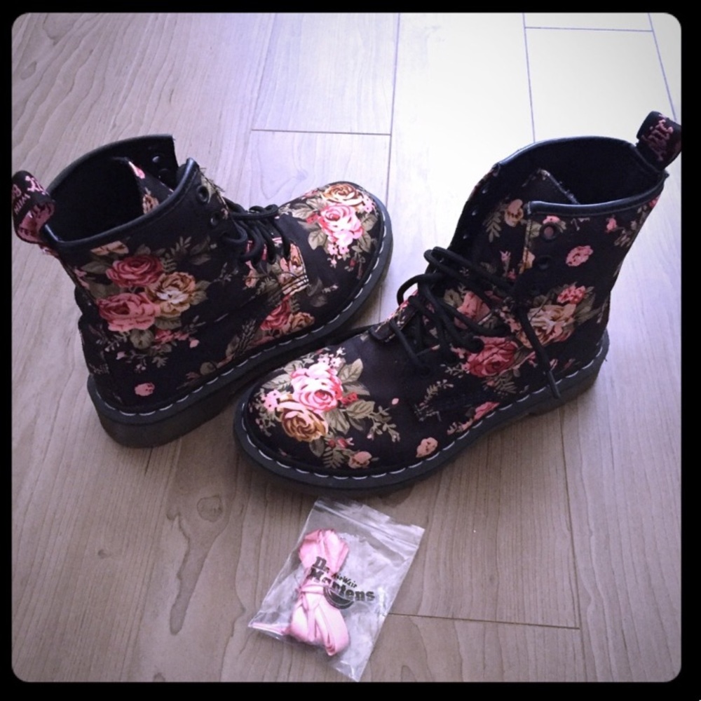 Dr. Martens Victorian Flower Boots size 6 US